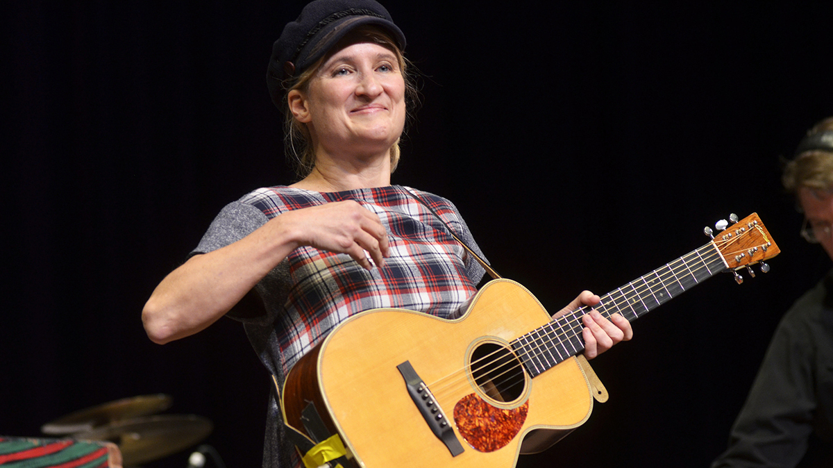 Jill Sobule, Iconic Singer of ‘Supermodel’ and ‘I Kissed a Girl,’ Dies in Tragic House Fire
